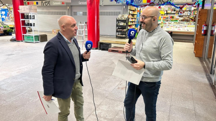 El concejal de Atención a la Ciudadanía y Distritos, Abel Junquera, y el periodista de COPE Gijón, Marcos Martín