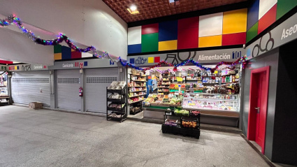 Uno de los puestos en el interior del mercado municipal de La Camocha