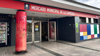 Una de las puertas de acceso al mercado municipal de La Camocha, en Gijón