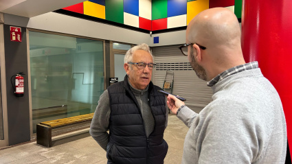 Jesús Alonso, portavoz vecinal de La Camocha, en el mercado municipal