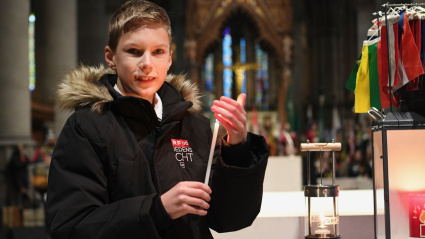 Un niño de los Scouts de Austria porta la Luz de Belén