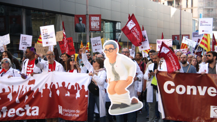 Médicos protestan durante una manifestación frente a la Facultad de Medicina de la Universidad de Barcelona