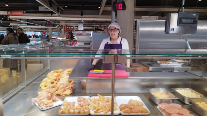 Cruz tiene una pollería en el Mercado de Monte Alto