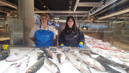Sandra y Carlota en el puesto de pescado del mercado de Monte Alto