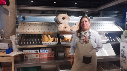 Conchi es la panadera en el mercado de Monte Alto (A Coruña)