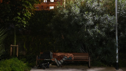 Una persona durmiendo en un parque en Barcelona