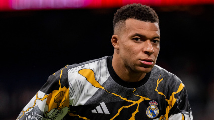 Kylian Mbappé, con ropa de calentamiento
