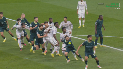 Gvardiol sujeta por la camiseta a Asencio en una falta