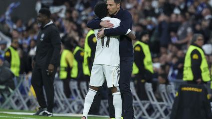 Rodrygo celebra con Xabi Alonso el 1-0 del Real Madrid contra el Manchester City