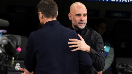 El entrenador del Manchester City, Pep Guardiola (d), saluda al entrenador del Real Madrid, Xabi Alonso, antes del partido de la UEFA Champions League entre el Real Madrid y el Manchester City en el Estadio Bernabéu.