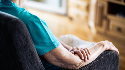 Dolor en el brazo. Mujer mayor. Artritis reumatoide, reumatismo. Picazón o sequedad en la piel, con sarpullido. Osteoporosis.