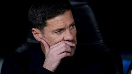Xabi Alonso, entrenador del Real Madrid, observa durante el partido de la fase 6 de la Liga de Campeones de la UEFA 2025/26 entre el Real Madrid C.F. y el Manchester City en el Bernabéu