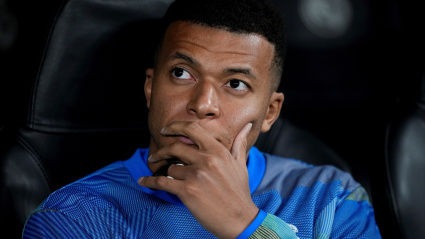 Kylian Mbappé del Real Madrid CF observa durante el partido de la fase 6 de la UEFA Champions League 2025/26 entre el Real Madrid C.F. y el Manchester City en el estadio Bernabéu