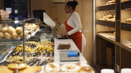 Una mujer trabaja en una panadería en Madrid