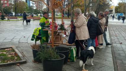 Varios vecinos se acercaron al puesto desplegado por Parques y Jardines en Las Meanas el primer viernes de diciembre
