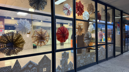 Decoración de Navidad en la entrada principal al Hospital El Bierzo 2025 (2)