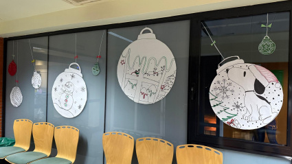 Decoración de Navidad en el pasillo oncohematológico del Hospital El Bierzo de Ponferrada 2025 (1)