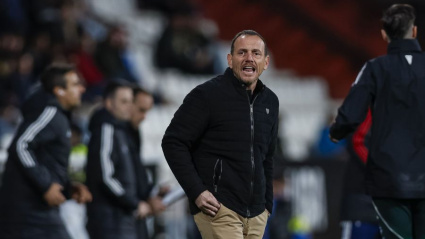 Alberto González en el banquillo del Carlos Belmonte