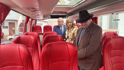 Tomé participó este jueves en la presentación de un nuevo servicio de bus para las parroquias del rural monfortino