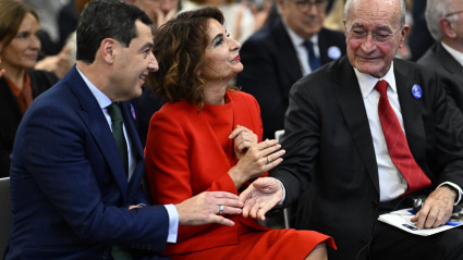 La vicepresidenta primera del Gobierno y ministra de Hacienda, María Jesús Montero, junto al presidente de la Junta de Andalucía, Juanma Moreno (i) y el alcalde de Málaga, Francisco de la Torre (d), asisten al acto de presentación de la candidatura de Málaga a sede de la Autoridad Aduanera de la Unión Europea