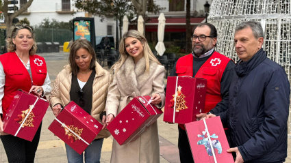 Momento de entrega de las cestas de navidad por parte de Aguas de Lorca
