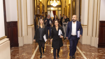 Parte del gobierno local de A Coruña, en su llegada al pleno