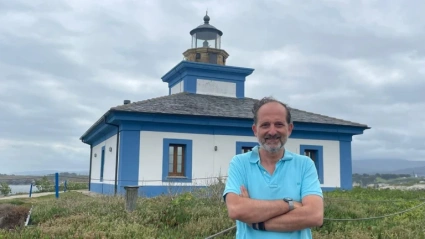 Enrique Pérez Campoamor junto a uno de los faros asturianos