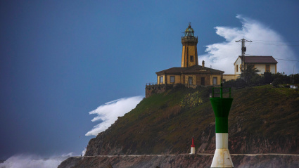 Faro en la entrada al puerto de Avilés