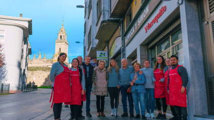 O persoal de Farruquiño e a familia que rexentou a antiga tenda na rúa Santiago