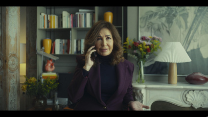 GRAF2287. MADRID, 11/12/2025.-La periodista Ana Rosa Quintana, en la campaña de Campofrío, que presenta Polarizados, una llamada a superar los efectos de la polarización, un estado de ánimo que se ha instalado también en lo cotidiano limitando nuestra forma de disfrutar de la vida, y que se ha situado como una de las principales Un par de personas en una sala.EFE/Campofrío***SOLO USO EDITORIAL/SOLO DISPONIBLE PARA ILUSTRAR LA NOTICIA QUE ACOMPAÑA (CRÉDITO OBLIGATORIO)***