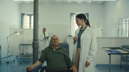 Vista de la campaña de Campofrío Polarizados, una llamada a superar los efectos de la polarización, un estado de ánimo que se ha instalado también en lo cotidiano limitando nuestra forma de disfrutar de la vida, y que se ha situado como una de las principales Un par de personas en una sala.EFE/Campofrío***SOLO USO EDITORIAL/SOLO DISPONIBLE PARA ILUSTRAR LA NOTICIA QUE ACOMPAÑA (CRÉDITO OBLIGATORIO)***