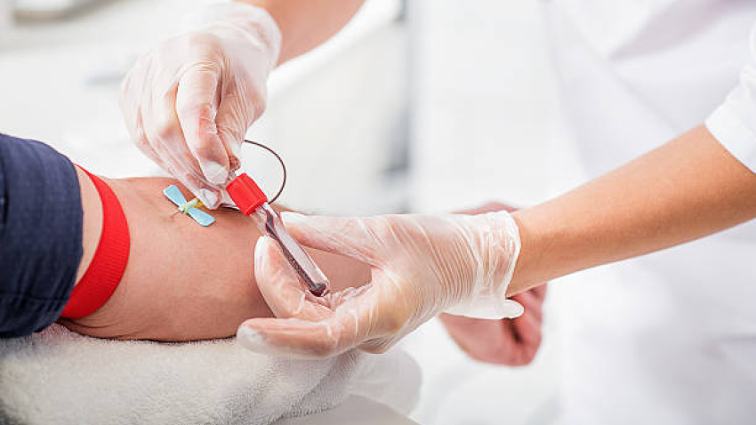 Enfermera extrae sangre a un donante