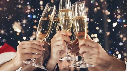 La federación celebra que Navidad y Sant Esteve coinciden con un fin de semana largoBARCELONA, 11 Dic. (EUROPA PRESS) -La Federació Catalana d'Associacions d'Activitats de Restauració i Musicals (Fecasarm) prevé que el ocio nocturno cuente con una ocupación media del 90% en las fiestas de fin de año, informa en un comunicado este jueves.La patronal del ocio nocturno sostiene que las previsiones son "muy buenas", dado que la venta de entradas anticipadas está yendo a muy buen ritmo y aquellas que se pusieron a la venta durante el primer y segundo tramo con precios más reducidos prácticamente se han agotado, en sus palabras.En cuanto a los precios de las entradas, éstos se mantienen en líneas muy similares a los del pasado año, con variaciones mínimas según el tipo de local y la oferta incluida.Actualmente, las entradas anticipadas oscilan entre los 15 euros, las más económicas, y los 100 euros las más caras, situándose el precio medio más habitual en torno a los 30 euros, con una consumición incluida.Asimismo, los precios de las tablas VIP también se mantienen estables respecto al año anterior, con opciones que van desde los 250 euros hasta los 20.000 euros en los paquetes premium para grupos mayores de hasta 15 personas.CENAS DE EMPRESA Y FIN DE SEMANA LARGOVarias personas brindan por la llegada de un nuevo año durante una fiesta de Nochevieja