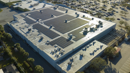 Placas fotovoltaicas en la cubierta de un edificio