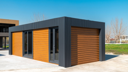 2MMRCDH Newly built metal framed building with siding. Construction of a new tiny house. selective focus
