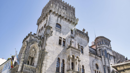 Toma en ángulo bajo del edificio histórico de O Porriño en Galicia, España