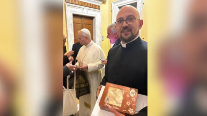 Héctor Galán, el párroco de Almeida de Sayago, con las pastas de Prodcutos Villar antes de hablar con León XIX