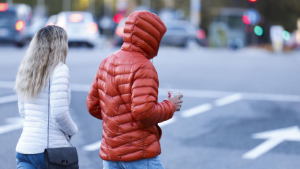 Transeúntes caminan por Madrid