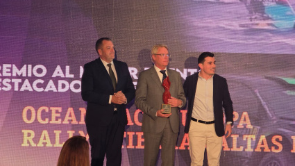 Pepe Mulero, presidente del AC Lorca junto a Juanmi Bayonas, concejal de deportes del Ayuntamiento de Lorca en el momento de recibir el galardón