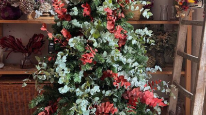 La Moderna Rural ofrece decoraciones naturales de eucalipto y paniculata para adornar el árbol de Navidad en casa
