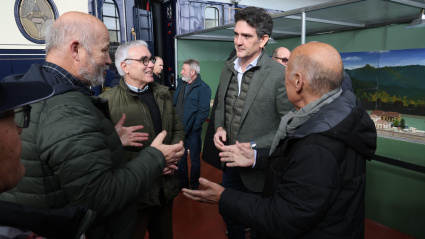 El delegado territorial de la Xunta de Galicia charla con otros miembros del patronato