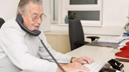 Un trabajador de más de 50 años atendiendo a una llamada