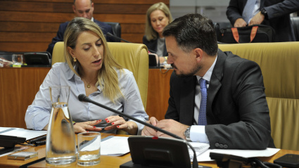 (Foto de ARCHIVO)La presidenta de la Junta, María Guardiola, y el consejero de Presidencia, Abel Bautista, dialogan en sus escaños en el pleno de la Asamblea de Extremadura.REMITIDA / HANDOUT por ASAMBLEA DE EXTREMADURAFotografía remitida a medios de comunicación exclusivamente para ilustrar la noticia a la que hace referencia la imagen, y citando la procedencia de la imagen en la firma11/9/2025