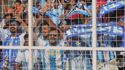 Aficionados de la India en la grada del estadio esperan la llegada de Messi.