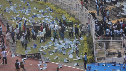 Los fans provocaron el caos al no poder ver a Messi y sentirse estafados.
