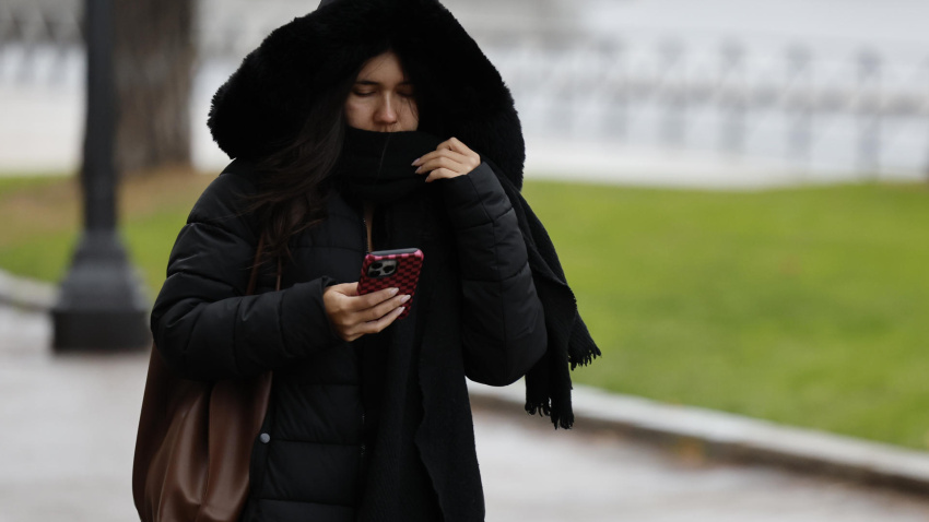 Una mujer se abriga contra el frío en Madrid
