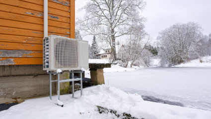 Una bomba de calor en el exterior de una casa en Noruega