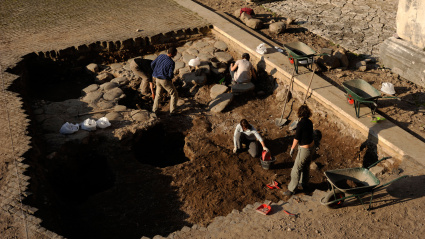 Imagen de recurso de un grupo de arqueólogos sobre unas ruinas romanas
