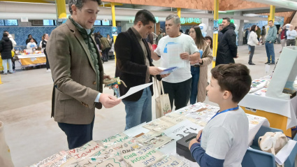 Ramón Arias, o delegado da Xunta, repartindo diplomas