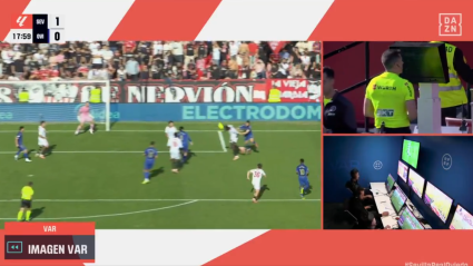 El empujón de Dendoncker sobre Mendy que Díaz de Mera ha revisado en el VAR.